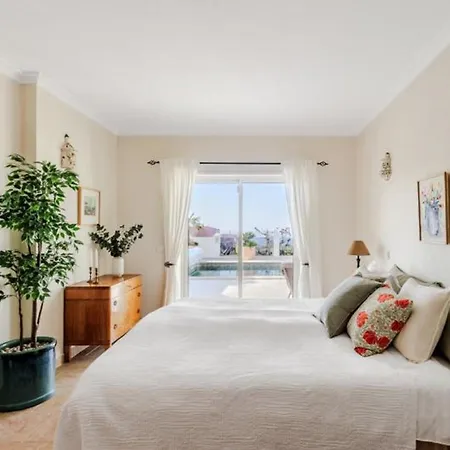Stunning Offers Unparalleled Sea Views Heated Pool Apartment
